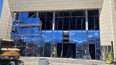 Монтаж фасадов из стеклянных витражей (алюминиевые стоечно-ригельные