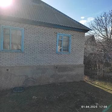 Продаётся кирпичный одноэтажный дом с двускатной крышей из шиферных