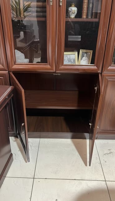 Многофункциональный шкаф из темного дерева с текстурой под орех