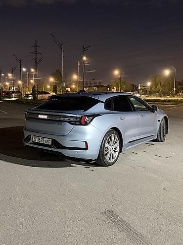 tesla 3: Zeekr 001: 9.3 л | 2022 г. Кроссовер — 3