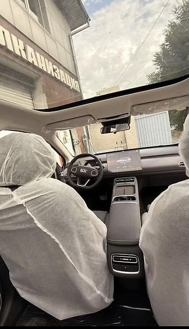 geely e5: Электромобиль кроссовер (серебристый кузов) Основные особенности: - — 7