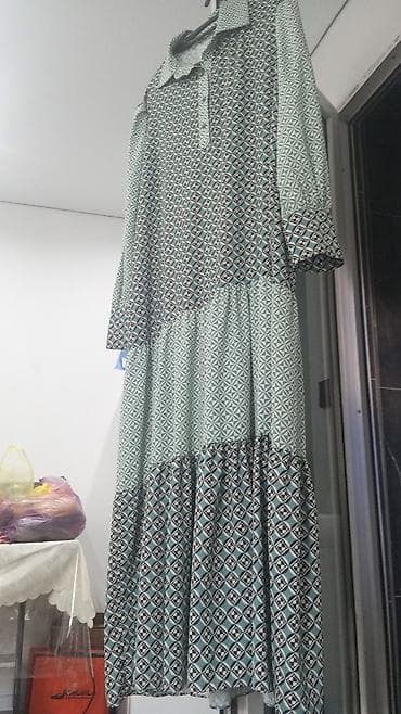 Платье макси из легкой ткани, свободного кроя, с длинными рукавами