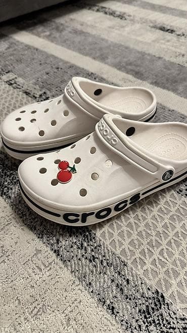 crocs 41: Белые сабо Crocs с объемной надписью “crocs” по бокам. Размер 7-9 — 1