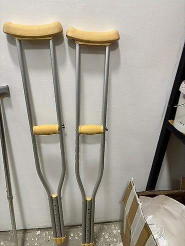 Кислородные подушки: Набор средств для ходьбы и реабилитации: - Подмышечные костыли — 2