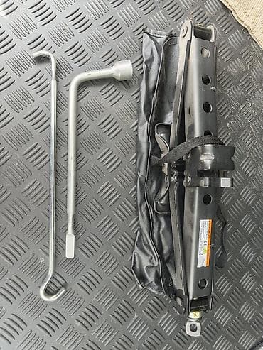 jac m3: Домкрат ромбический с комплектом инструментов от Toyota Rav4 — 1