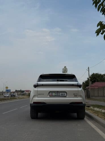 электронные мотоцикл: Электромобиль-кроссовер (компактный SUV), белый цвет кузова. Основные — 8