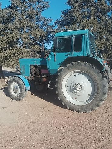 Трактор колесный (примерно класс 1,4–2,0 тс), кабина с остеклением