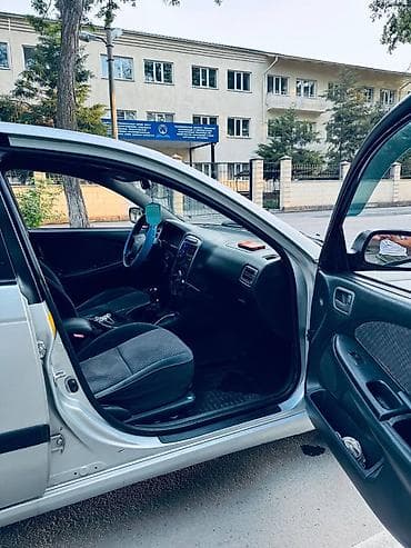 Транспорт: Toyota Avensis: 2001 г., 1.8 л, Механика, Бензин, Лифтбек — 6