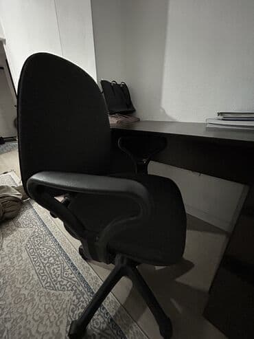 Офис столдору: Продаю Продаётся удобный и вместительный письменный стол тёмного — 4