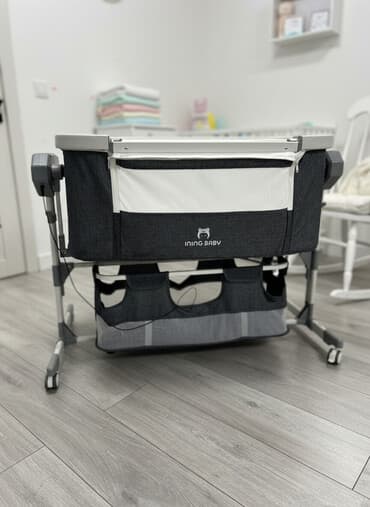 комод с пеленальным столиком: Детская приставная кроватка, Новый, С колесиками, цвет - Серый — 1