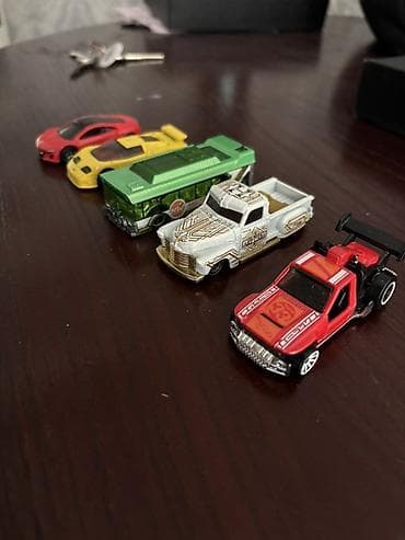 third edition solution: Набор металлических машинок (масштаб около 1:64), 5 штук. В — 1