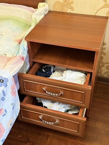 спальный мишок: Двуспальная кровать с прикроватными тумбами и шкафом-купе (на фото — 2