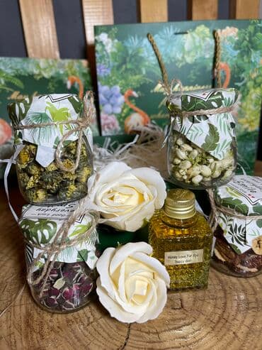 букет из курута: Подарочный набор Зеленый • Коробка, Сумка • мёд в баночке • 2 розы — 5