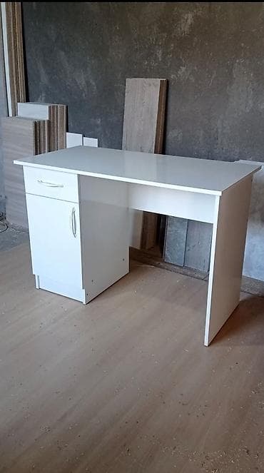 Компьютердик столдор: Компьютердик үстөлү, Жаңы, Текчелери бар — 3