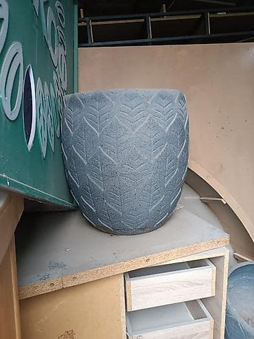 горшки кашпо: Уличные бетонированные кашпо/вазоны для растений, плюс растение к ним — 3