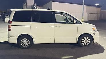 машины китайцы: Toyota Noah: 2002 г., 2 л, Автомат, Бензин, Минивэн — 6