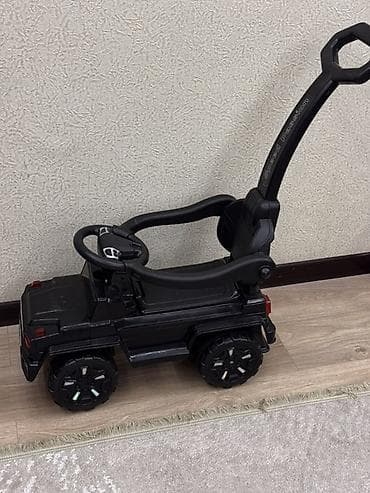 Состояние хорошая. Детская машина-каталка с родительской ручкой -