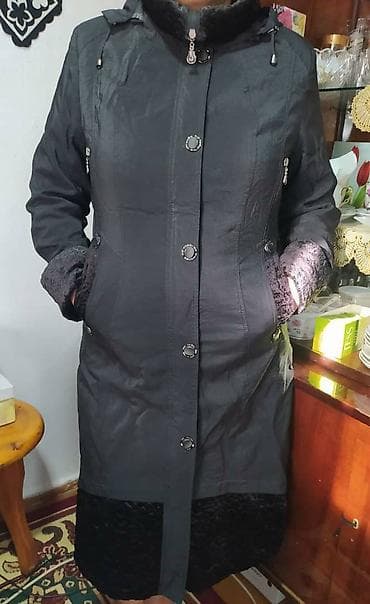Продаю женский утепленный плащчерного цвета с капюшоном. По низу и