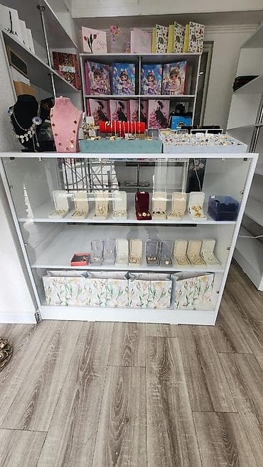 ресепшн столы: Белые торговые стеллажи и витрина - Стеллажи открытые, белого цвета — 2