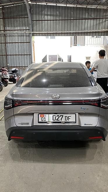 илизон машына: Toyota bZ3: 2023 г., Электромобиль, Седан — 3