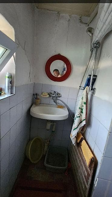 Продажа домов: Продаю пол дома 3 комнаты кухня удобства в требует ремонта район — 3