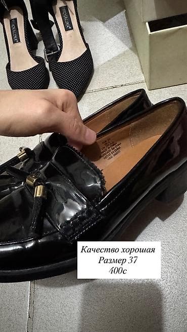 Босоножки, сандалии, шлепанцы: Две пары женских шлёпанцев. 1) Белые мюли JING PIN NV XIE - Размер — 7