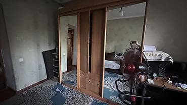 Шкаф-купе с зеркальными раздвижными дверями - Конфигурация: три