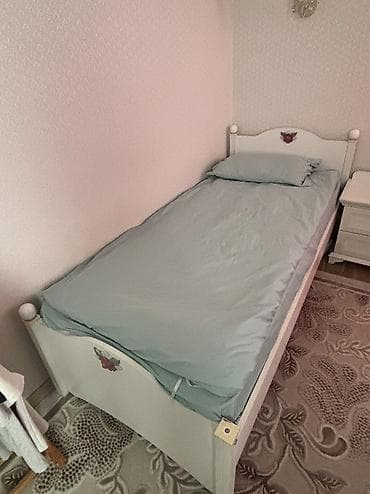 кровать для принцессы: Односпальная кровать с изголовьем и изножьем в классическом стиле. - — 2
