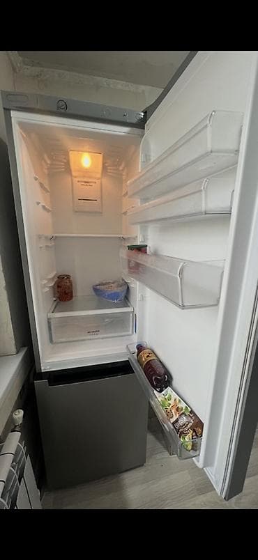 a 52: Продаю холодильник двухкамерный, серебристый indesit .Верхняя камера — 5