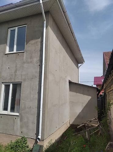 Продаётся двухэтажный жилой дом с двускатной кровлей и ограждённым