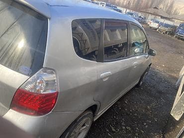 фит 2010 левый: Honda Fit: 2001 г., 1.5 л, Вариатор, Бензин, Хэтчбэк — 2