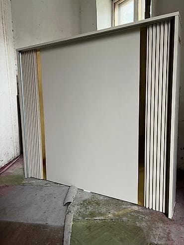 Ресепшн‑стойка и декоративная перегородка в современном стиле