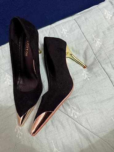 pull and beer: Туфли-лодочки женские, черные, с острым мысом и золотистыми акцентами — 2