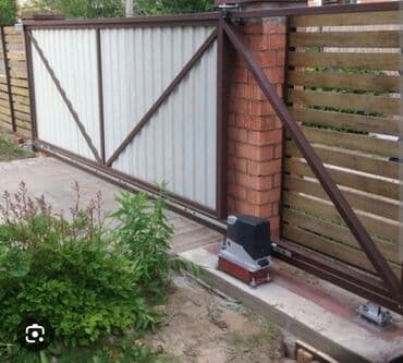 металические ворота: Распашные ворота с элементами ковки и геометрическим узором. Ворота — 8