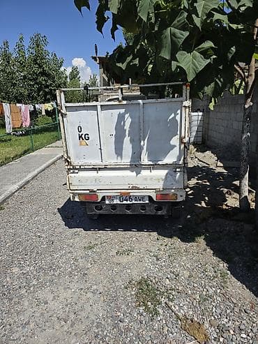 9 5j: Компактный грузовой мини-пикап (правый руль) белого цвета. Основные — 3