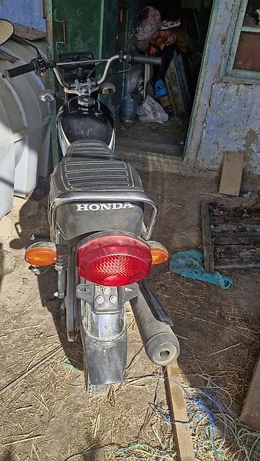 70 сом: Honda CG125 Год выпуска: 2023 Объем: 125 см³ Пробег: 6205 км Вес: ~100 — 5