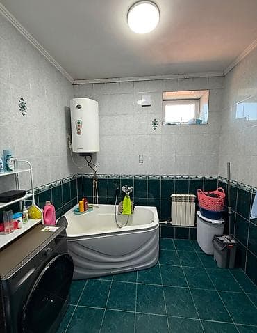 дом для кош: Продам 2-х этажный дом в районе рынка Дордой моторс. Участок 5,7 — 9
