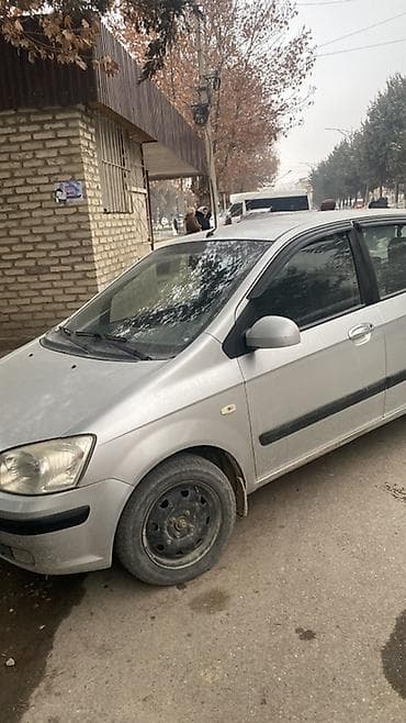 Компактный городской хэтчбек серебристого цвета. Автомат Основные