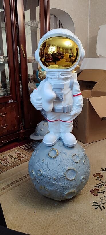 ✨ Продаю большую интерьерную статую «Космонавт на Луне» ✨ Эффектная