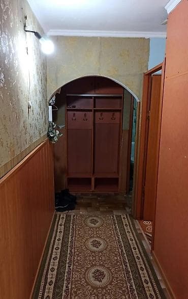 продаю квартиру 4 микрайоне: 2 комнаты, 43 м², 104 серия, 2 этаж — 5