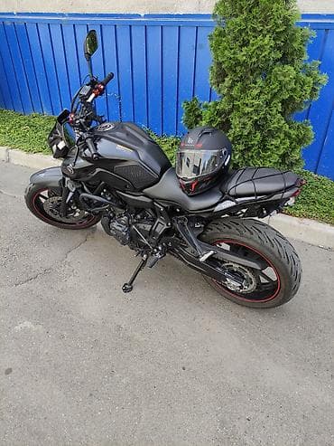 700: Yamaha MT-07, матовый черный нейкед - Двигатель: 2‑цилиндровый — 2