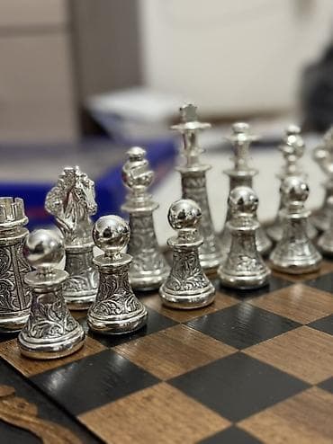 Шахматы настольные, коллекционные. - Набор из 32 металлических фигур