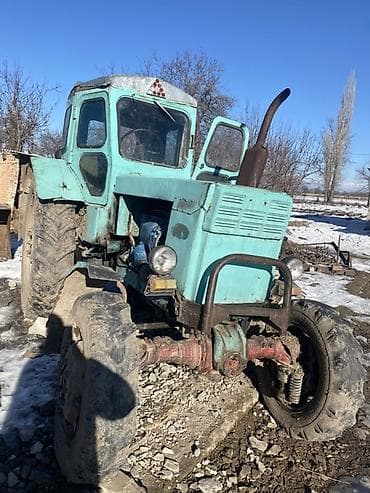 Трактор колесный с кабиной и навесным плугом - Тип