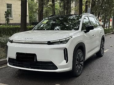 Aion Hyper HT — электрический кроссовер в белом цвете с контрастной