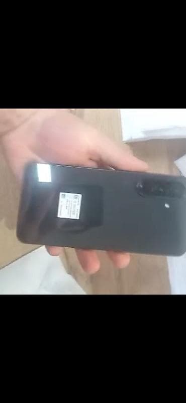 вспышка для canon: Смартфон с тройной основной камерой и вспышкой, корпус темного цвета — 1