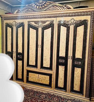 бир кишилик спальни: Спальный гарнитур в классическом стиле с богатым декором. Состав — 4