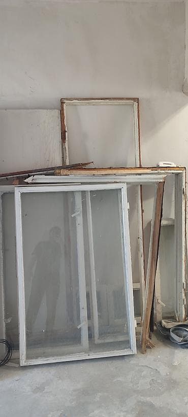 Бесплатно отдам Деревянные дверные полотна и оконные рамы (с