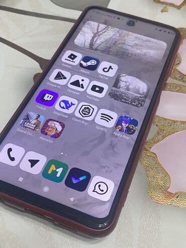 poco s40: Смарт‑телефон на Android с экраном с отверстием под фронтальную камеру — 1