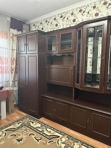 Стенка для гостиной из ЛДСП в классическом стиле, цвет — тёмный орех — 1