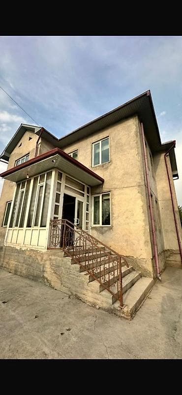 двух этажный дом: Предлагается двухэтажный дом с просторным двором. Дом имеет прочный — 3